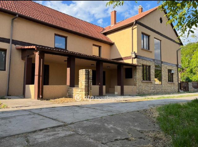 Eladó családi ház, Orosházán 79.99 M Ft, 7 szobás