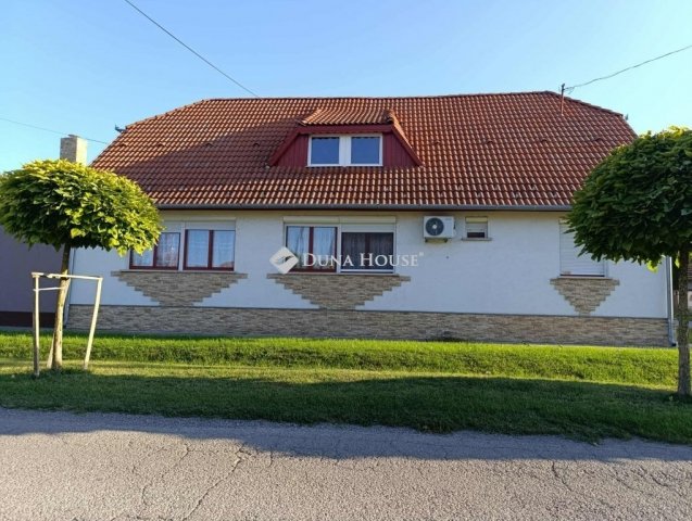 Eladó családi ház, Mohácson 99 M Ft, 4 szobás