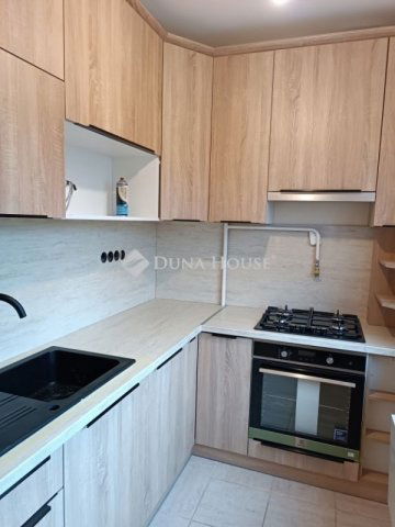 Eladó panellakás, Százhalombattán 68.4 M Ft, 3 szobás