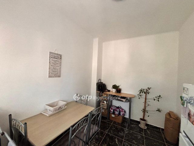 Eladó téglalakás, Szolnokon 34 M Ft, 1+1 szobás