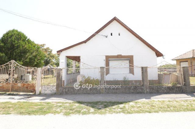 Eladó családi ház, Lóréven 34.9 M Ft, 3 szobás