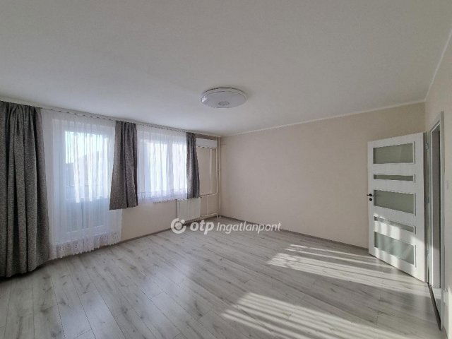 Eladó panellakás, Pápán 44.75 M Ft, 2 szobás