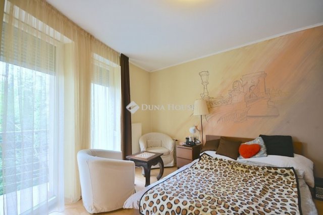 Eladó téglalakás, Budapesten, VI. kerületben 79.9 M Ft, 1 szobás