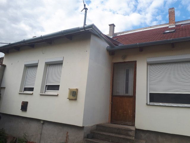 Eladó családi ház, Pécsett 43.5 M Ft, 3 szobás