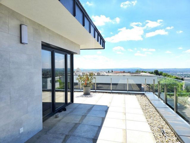 Eladó téglalakás, Pécsett 189.9 M Ft, 4 szobás