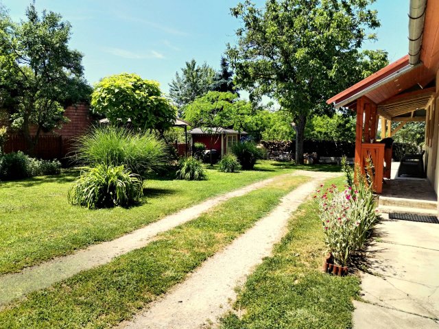 Eladó családi ház, Holládon 54.9 M Ft, 3 szobás