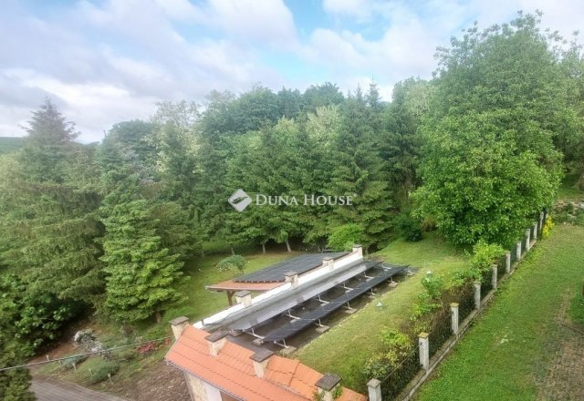 Eladó ikerház, Komlón 160 M Ft, 6+1 szobás
