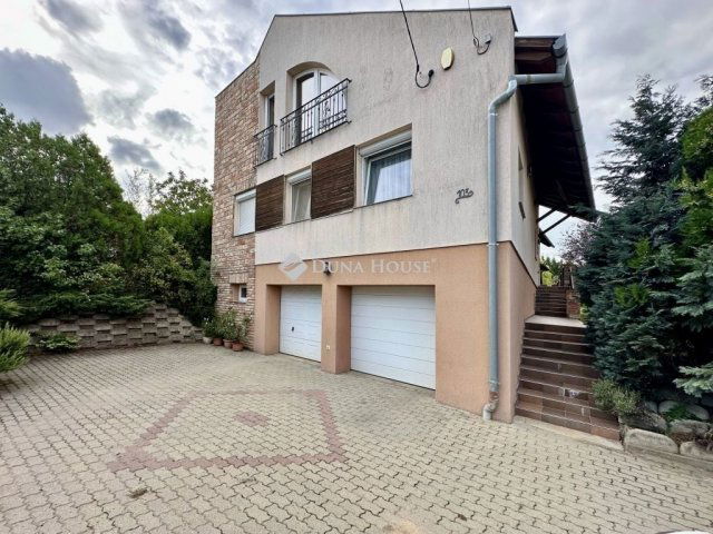 Eladó családi ház, Pécsett 280 M Ft, 9 szobás