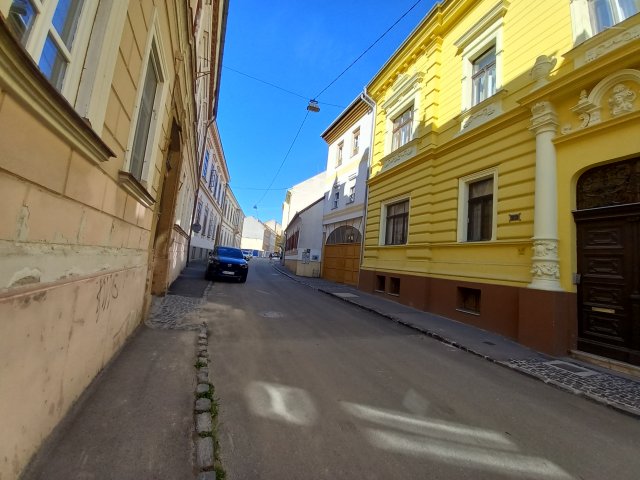 Kiadó garázs, Pécsett, Mária utcában 35 E Ft / hó