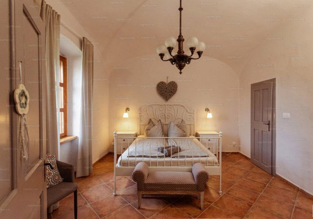 Eladó hotel, Köveskálon 349.9 M Ft, 7 szobás