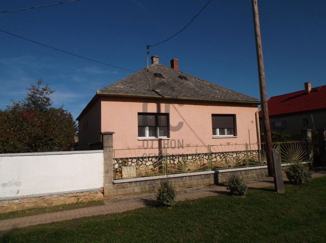 Eladó családi ház, Pápateszéren 25.9 M Ft, 3 szobás