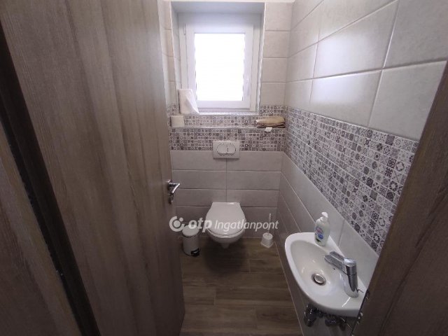 Eladó téglalakás, Szekszárdon 69.5 M Ft, 1+2 szobás