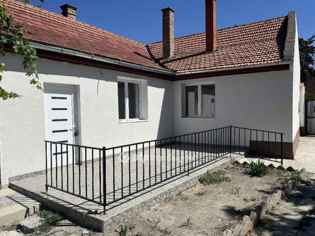 Eladó családi ház, Cegléden 53 M Ft, 2+1 szobás