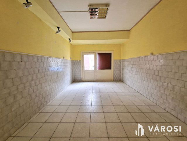 Eladó üzlethelyiség, Békéscsabán 28.8 M Ft, 1 szobás