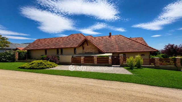 Eladó családi ház, Pákozdon 162 M Ft, 4+2 szobás