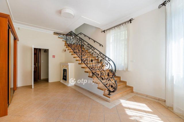 Eladó családi ház, Debrecenben 450 M Ft, 9+4 szobás