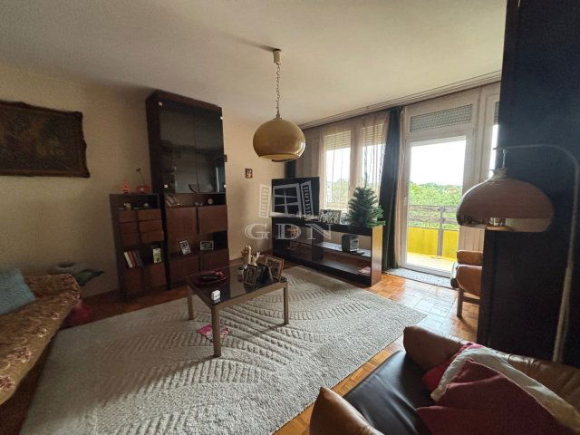 Eladó téglalakás, Komáromban 37.5 M Ft, 1+2 szobás
