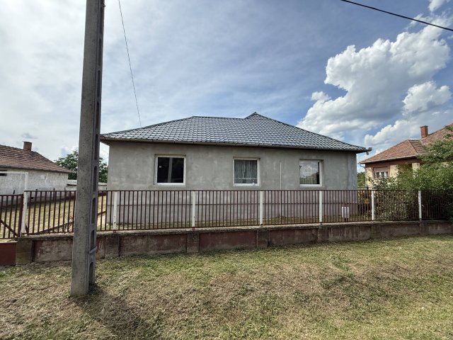 Eladó családi ház, Halmajugrán 25 M Ft, 4 szobás