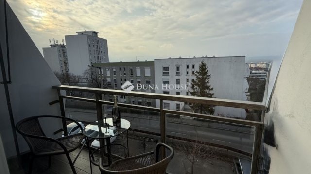 Eladó panellakás, Pécsett 69.9 M Ft, 2+1 szobás