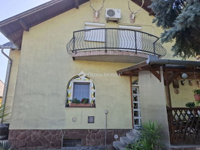 Eladó családi ház, Balatonföldváron 220 M Ft, 9 szobás