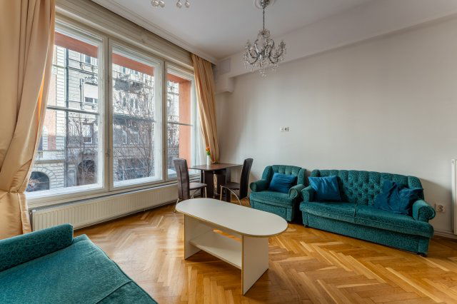 Eladó téglalakás, Budapesten, V. kerületben, Semmelweis utcában