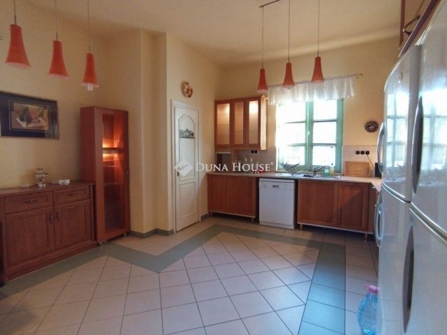 Eladó családi ház, Dunakeszin 199.5 M Ft, 7 szobás