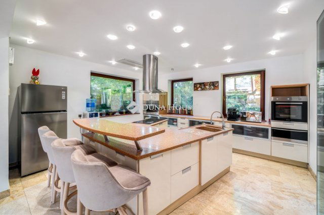 Eladó családi ház, Gödöllőn 680 M Ft, 7 szobás