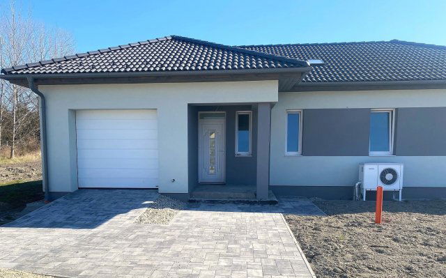 Eladó családi ház, Vámosszabadin 92.9 M Ft, 5 szobás