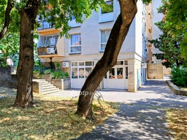 Eladó panellakás, Pécsett 72 M Ft, 3 szobás