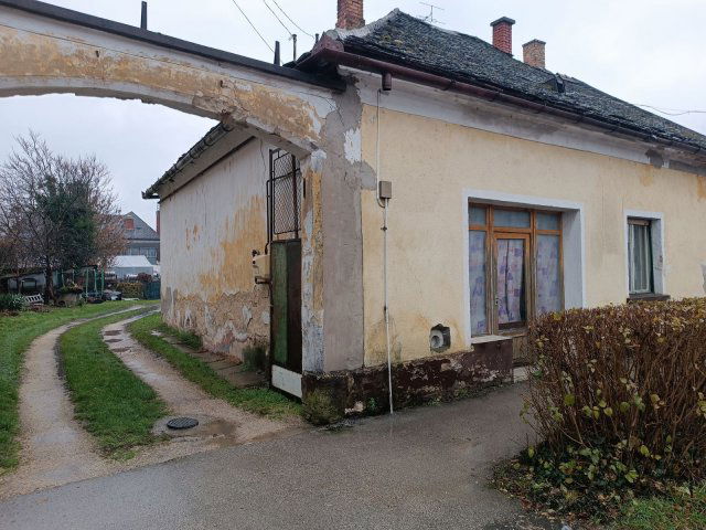 Eladó sorház, Devecseren, Szabadság téren 10.8 M Ft, 2+1 szobás