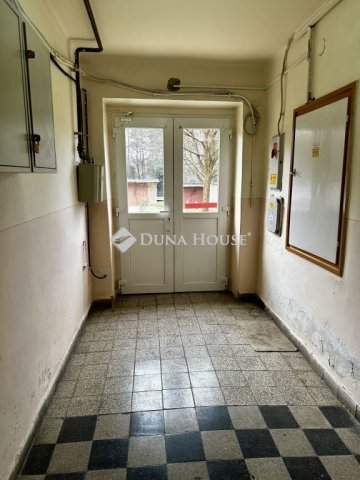 Eladó téglalakás, Komlón 16.9 M Ft, 1 szobás
