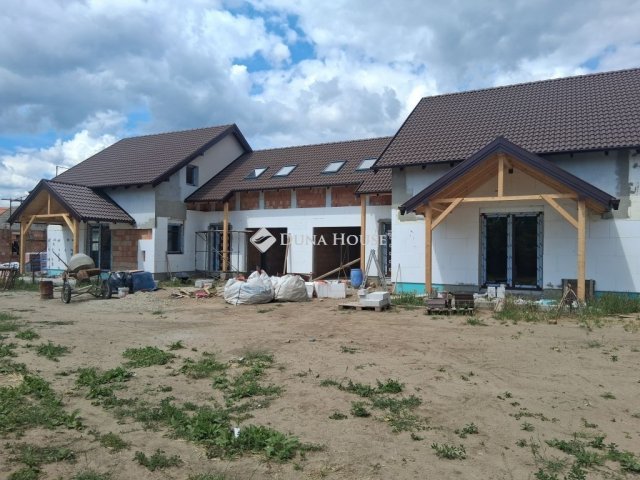 Eladó ikerház, Taksonyon 114.9 M Ft, 5 szobás
