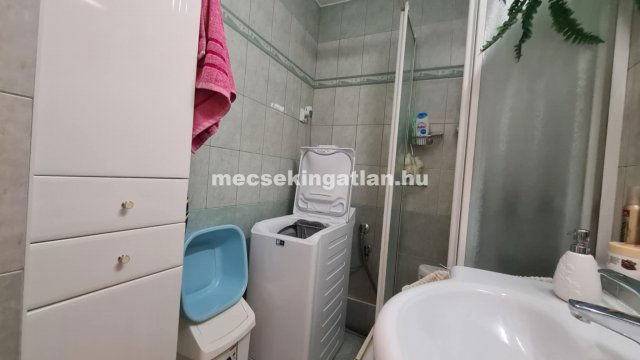 Kiadó panellakás, albérlet, Pécsett, Eszék utcában, 1 szobás