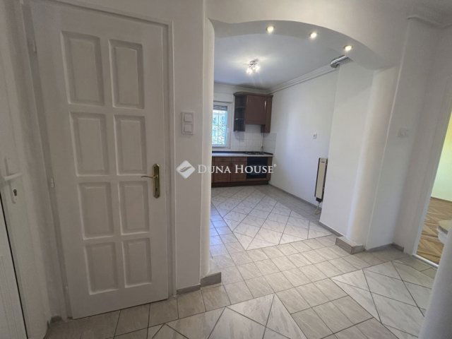 Eladó téglalakás, Baján 49.99 M Ft, 3 szobás