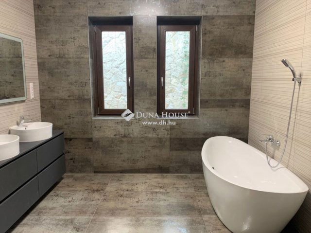 Eladó családi ház, Leányfaluban 279 M Ft, 6 szobás