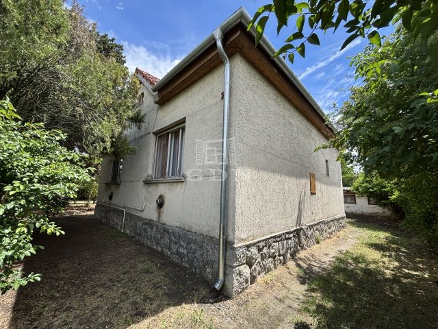 Eladó családi ház, Komáromban 59.99 M Ft, 2 szobás