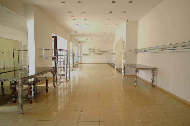 Eladó üzlethelyiség, Békéscsabán 150 M Ft