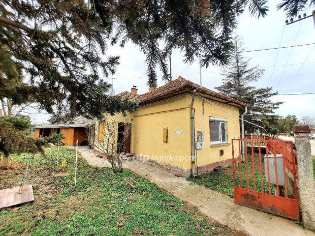 Eladó családi ház, Tiszakécskén 24.99 M Ft, 3+2 szobás