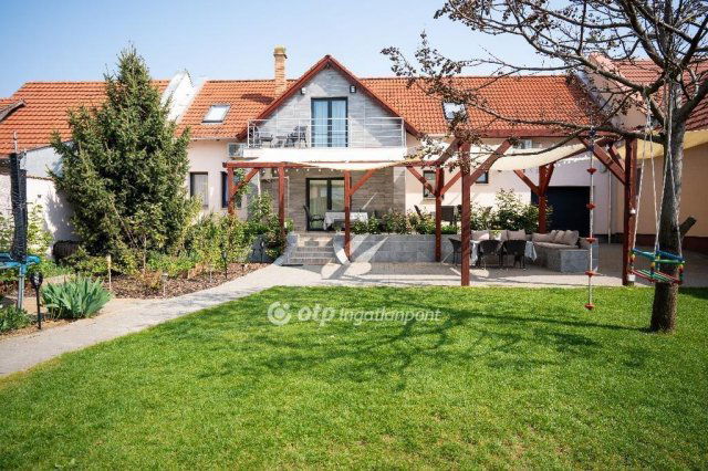 Eladó családi ház, Hatvanban 125 M Ft, 5 szobás