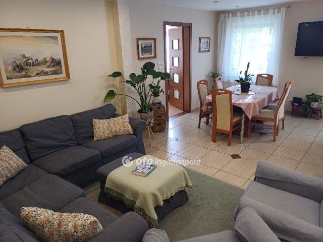 Eladó családi ház, Csongrádon 77 M Ft, 5+4 szobás