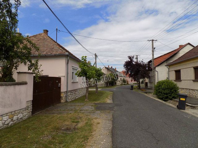 Eladó családi ház, Pápán 41.9 M Ft, 2 szobás