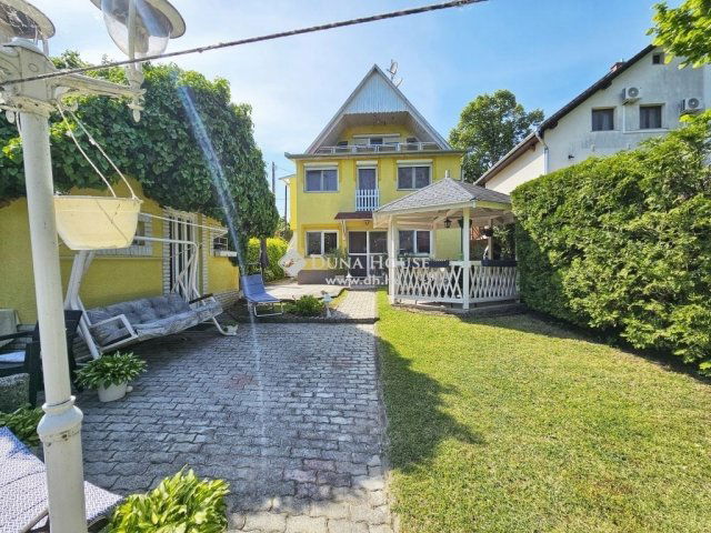 Eladó családi ház, Szigetszentmiklóson 109.9 M Ft, 8 szobás