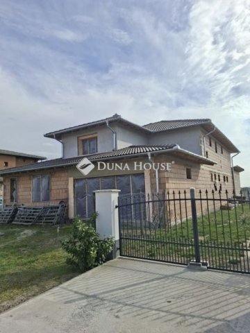 Eladó családi ház, Mohácson 54.99 M Ft, 8 szobás