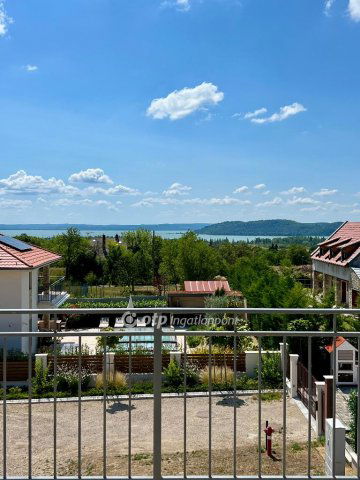 Eladó ikerház, Balatonfüreden 259.9 M Ft, 4 szobás