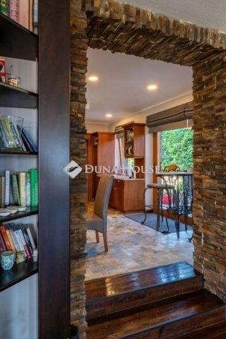 Eladó családi ház, Pécsett 460 M Ft, 8 szobás