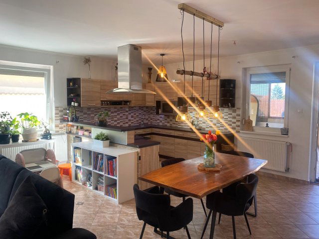 Eladó családi ház, Győrött 144.99 M Ft, 4 szobás