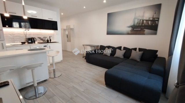 Eladó téglalakás, Budapesten, VI. kerületben 78.9 M Ft, 2 szobás