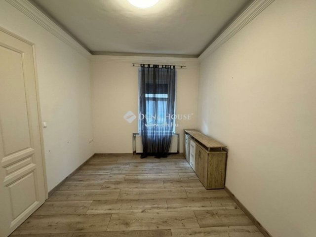 Eladó téglalakás, Pécsett 120 M Ft, 4 szobás