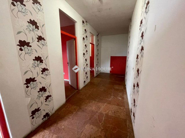 Eladó üzlethelyiség, Izsákon 89.9 M Ft, 1 szobás
