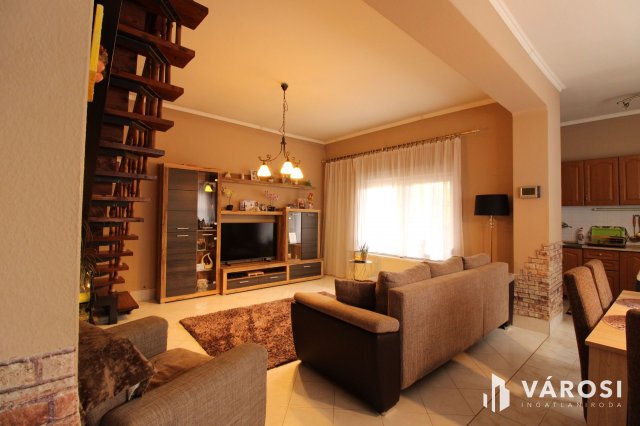 Eladó családi ház, Kunszentmiklóson 60 M Ft, 5 szobás